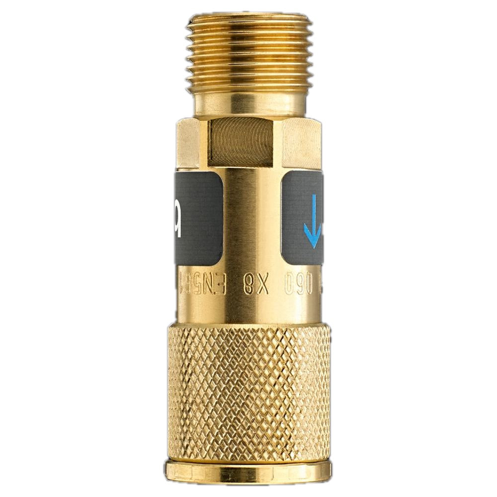 Alt-Text: Eine goldfarbene Schlauchkupplung mit einem genoppeten Griff und einem Gewinde an einem Ende. Der Körper trägt eine Beschriftung mit einem blauen Pfeil, der auf den Fluss zeigt.