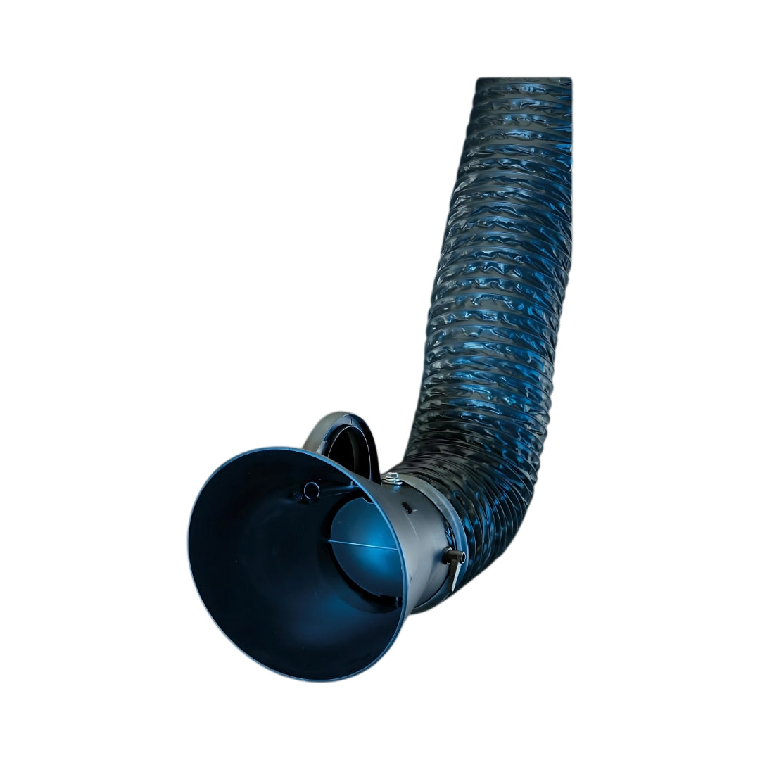 Ein flexibler Ansaugarm mit einem spiralförmigen, schwarzen Schlauch und einem breiten Trichter an der Vorderseite. Der Schlauch ist für die Absaugung von Luft oder Staub konzipiert.