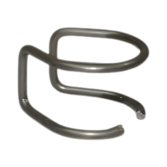 Eine Abstandsfeder in einer gebogenen Form aus Metall, die für den Plasmabrenner Cebora P70 konzipiert ist. Die Feder hat eine glänzende Oberfläche und besteht aus robustem Material.