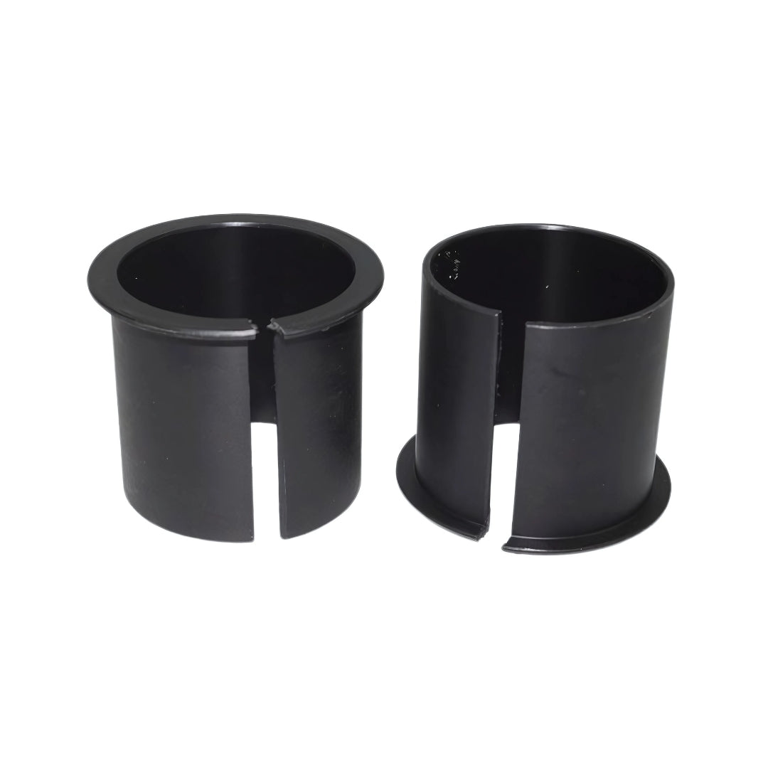 Zwei schwarze Adapter mit einem gespaltenen Design, die für die Verwendung mit 5-kg-Spulen konzipiert sind. Diese Zubehörteile bieten eine Anpassungsmöglichkeit für das Aristo Feed System.