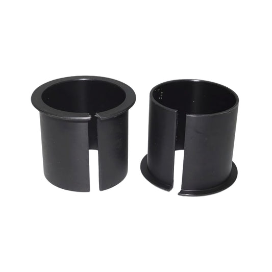 Zwei schwarze Adapter mit einem gespaltenen Design, die für die Verwendung mit 5-kg-Spulen konzipiert sind. Diese Zubehörteile bieten eine Anpassungsmöglichkeit für das Aristo Feed System.