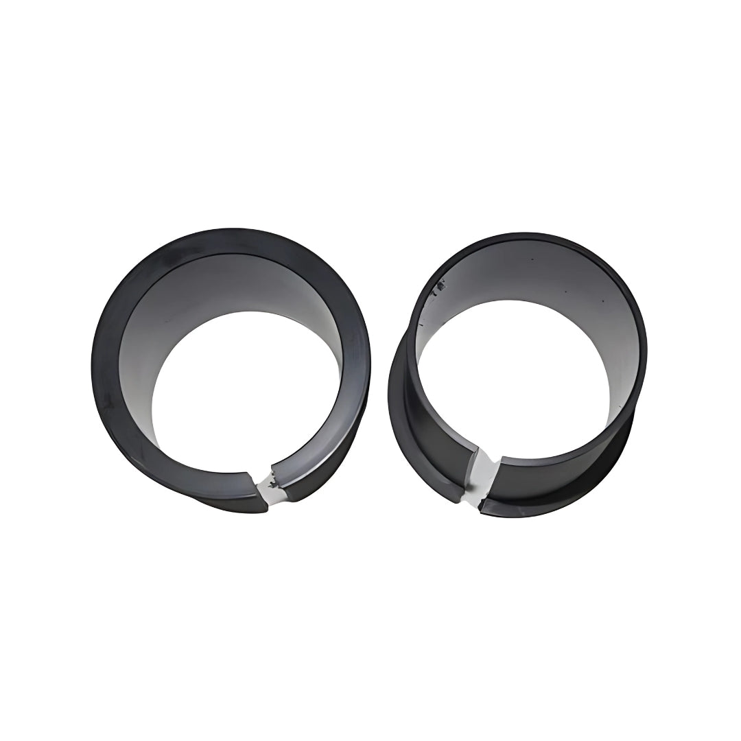 Zwei schwarze Kunststoffadapter zur Verwendung mit einer 5-kg-Spule. Jeder Adapter hat eine Öffnung und eine glatte Innenfläche.