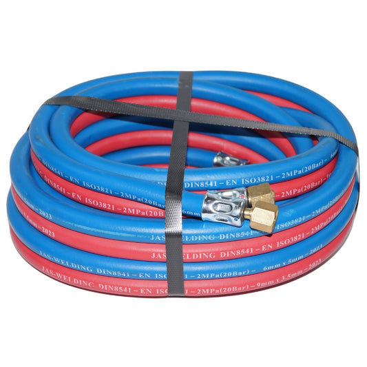 Ein gewickelter Schlauch aus rotem und blauem Gummi, der zwei separate Leitungen für Acetylen und Sauerstoff enthält. Die Schläuche sind mit einem schwarzen Band zusammengehalten und haben an einem Ende einen Anschluss.