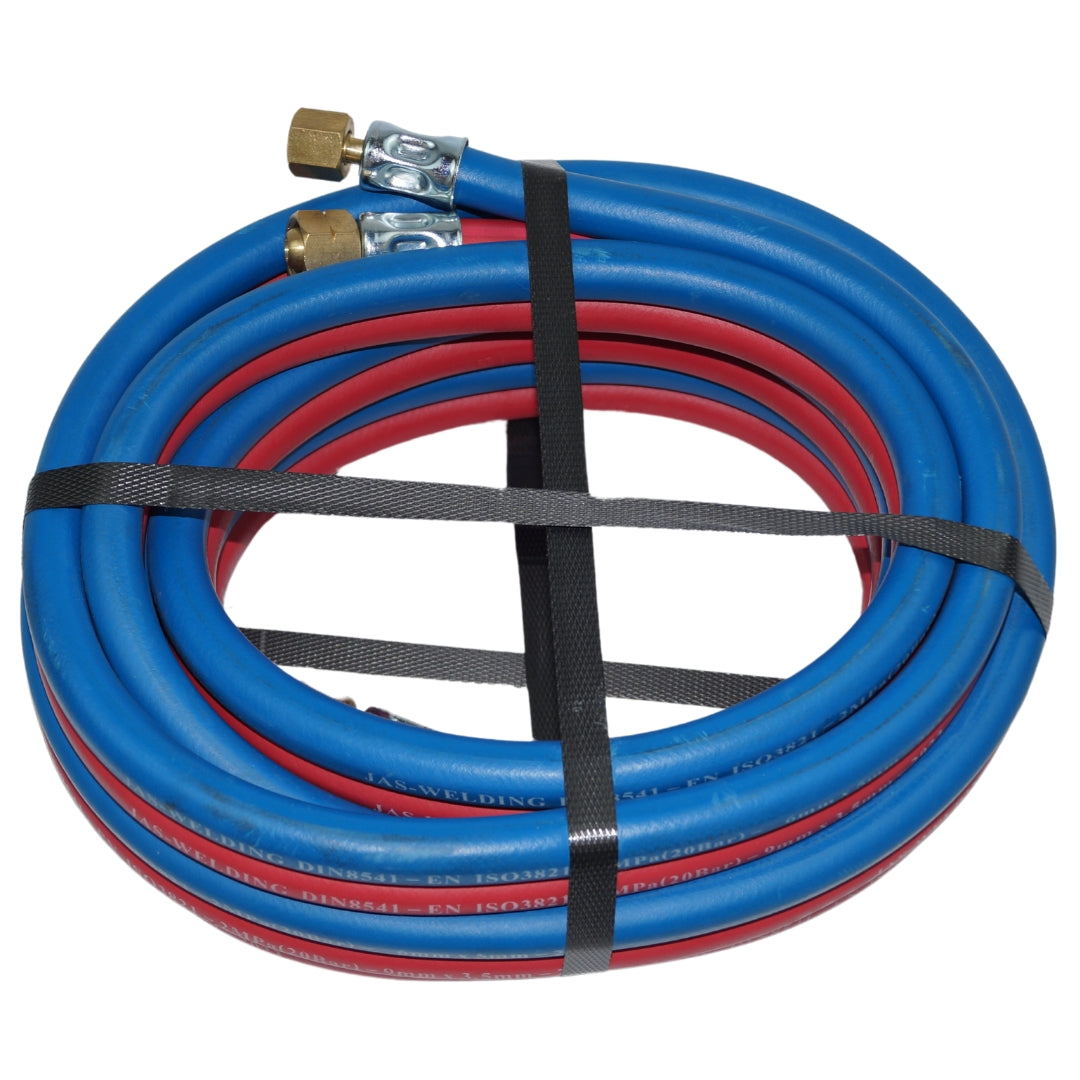 Ein zusammengewickelter Schlauch mit rot-blauen Leitungen für Acetylen und Sauerstoff, der an beiden Enden mit Metallanschlüssen versehen ist. Der Schlauch ist mit einem schwarzen Gurt fixiert.