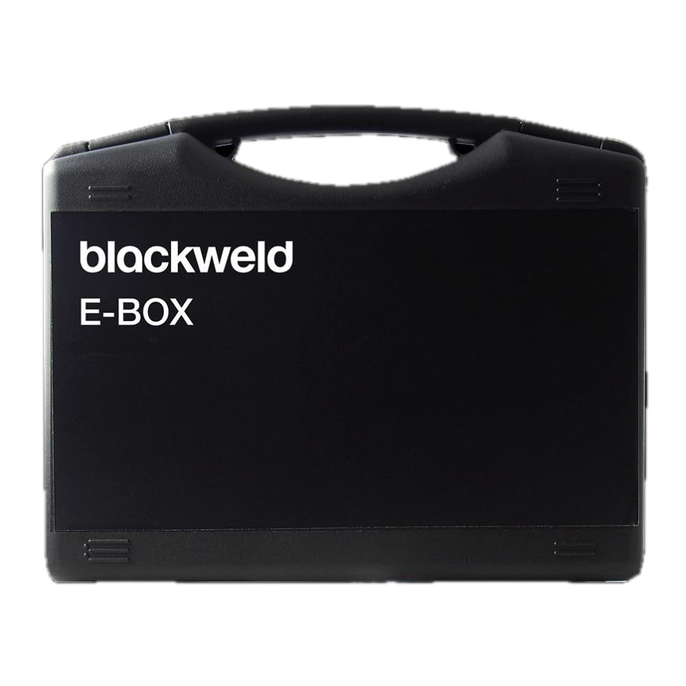 Schwarze Kunststoffbox mit einem Griff, auf der Oberseite mit dem weißen Schriftzug "blackweld E-BOX" beschriftet. Die Box dient zur Aufbewahrung eines Ersatzteilsets für MIG/MAG Schweißbrenner.