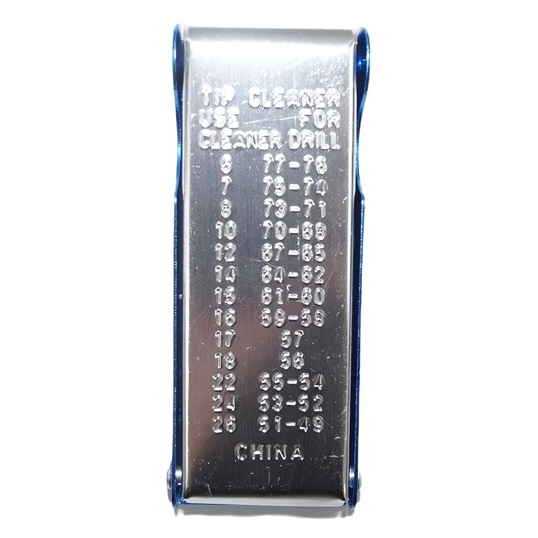 Ein silberner Düsenreiniger mit gravierten Maßangaben auf einer metallischen Oberfläche. Die Maße sind in verschiedenen Größen für Reinigungsbohrer aufgelistet.