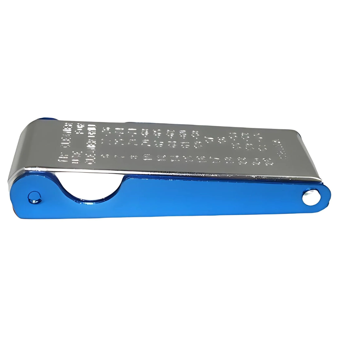 Ein Düsenreiniger mit einem glänzenden, metallischen Griff in Chrom-Optik und einer blauen Unterseite. Das Werkzeug enthält 13 Nadeln zur effektiven Reinigung sowie eine Feile zur Unterstützung der Anwendung.