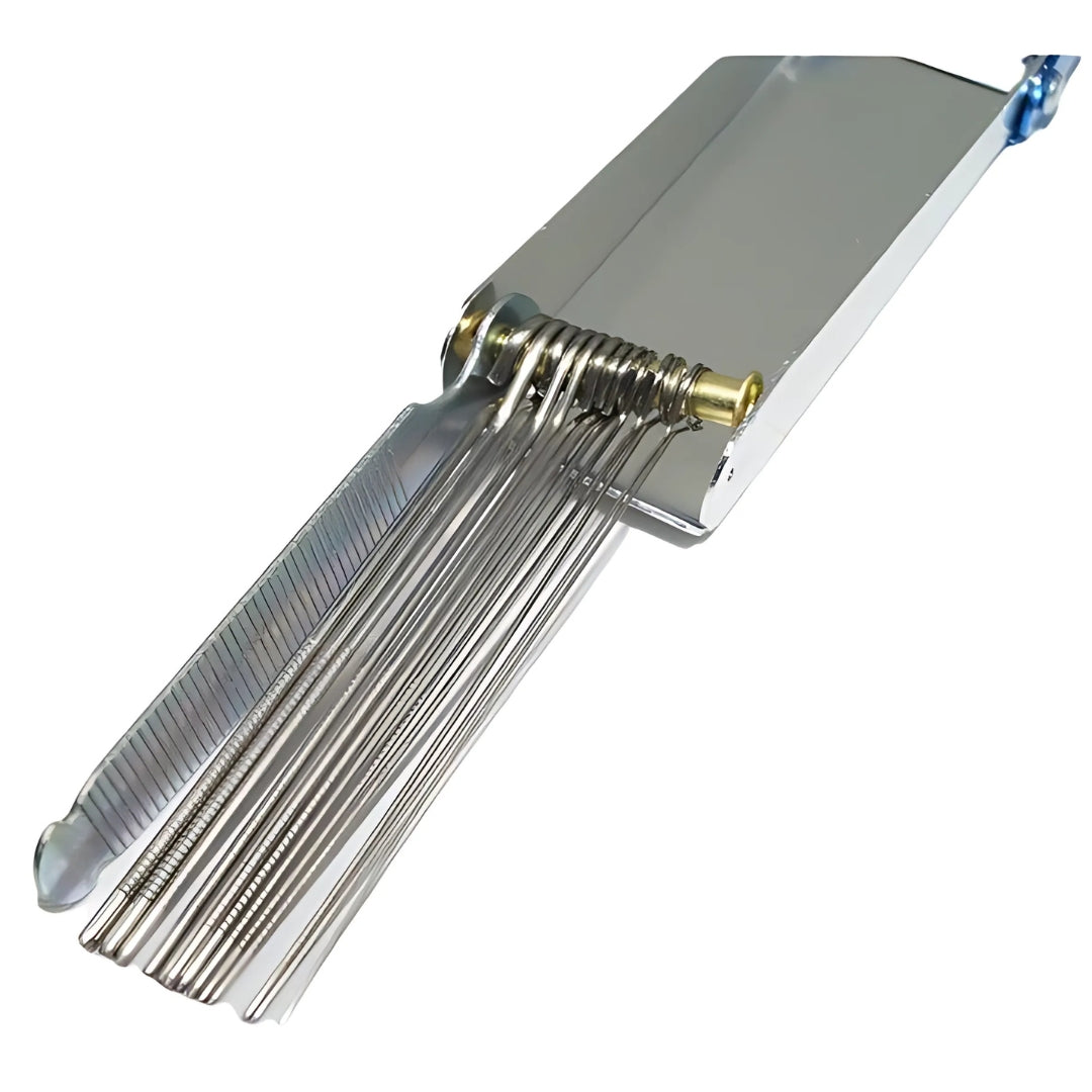 Ein silberner Düsenreiniger besteht aus 13 feinen Nadeln, die angeordnet sind, um das Reinigen von Düsen zu erleichtern. Eine integrierte Feile ist ebenfalls sichtbar, um die Reinigung zu unterstützen.