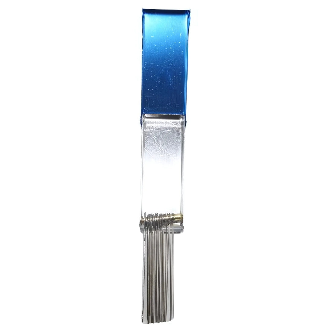 Ein Set von 13 Nadeln zum Reinigen von Düsen, verpackt in einer transparenten Box mit einem blauen Deckel. Die Nadeln sind in verschiedenen Größen und Längen angeordnet.