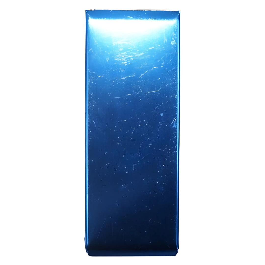 Blau glänzender Karton mit einer spiegelnden Oberfläche, der einen Düsenreiniger mit 13 Nadeln und einer Feile enthält. Der Karton ist in einem vertikalen Format und weist leichte Kratzer auf.