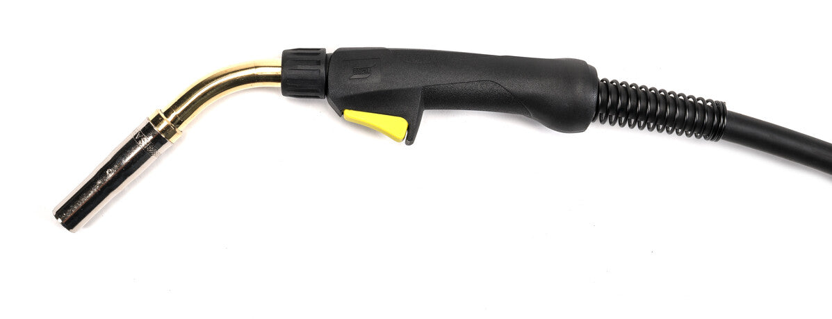 Schweißbrenner mit gebogenem Kopf, ergonomischem Griff und schwarzem Kunststoffüberzug. Der Brenner hat eine metallische Düse und einen flexiblen Schlauch für die Verbindung zur Stromquelle.