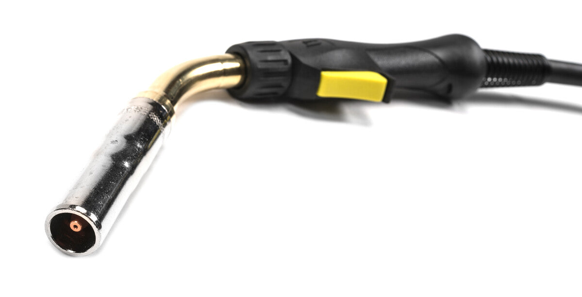 Ein MIG/MAG-Schweißbrenner mit einem gasgekühlten Metallkopf und einem ergonomischen Griff in schwarz mit einem gelben Knopf zur einfachen Handhabung. Der Schlauch ist flexibel und ermöglicht eine komfortable Bedienung während des Schweißens.
