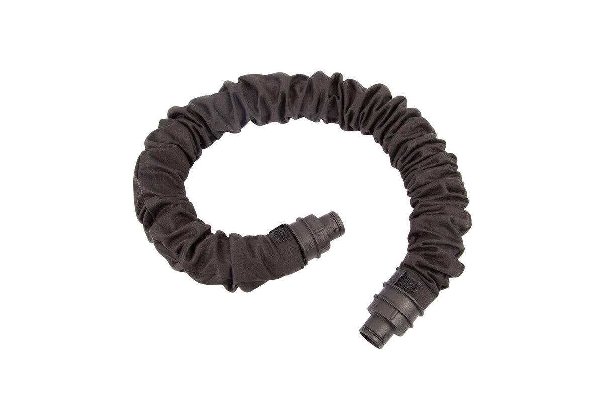 Ein flexibler Schlauchschutz in dunkler Farbe mit einem elastischen, rautenförmigen Design. Die Enden sind mit festen Verbindungsstücken ausgestattet, um eine sichere Anbringung an einem Gerät zu gewährleisten.