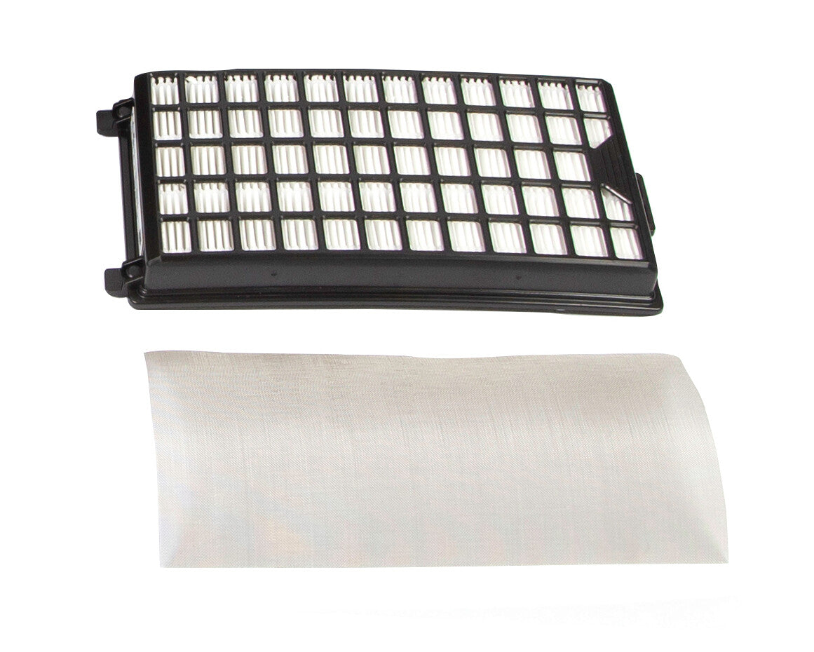 Auf dem Bild sind zwei Komponenten eines Atemschutzfilters dargestellt: ein schwarzes, rechteckiges Filterelement mit mehreren vertikalen Lamellen und eine weiße, dünne Schutzabdeckung.