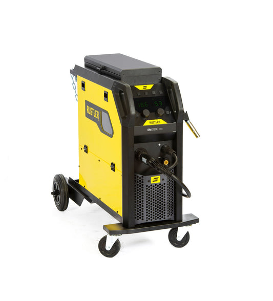 Ein MIG/MAG-Schweißgerät auf einem fahrbaren Gestell, ausgestattet mit einem digitalen Display und einer Schweißlanze. Das Gerät hat eine gelbe und schwarze Farbgestaltung und ist für professionelle Anwendungen geeignet.