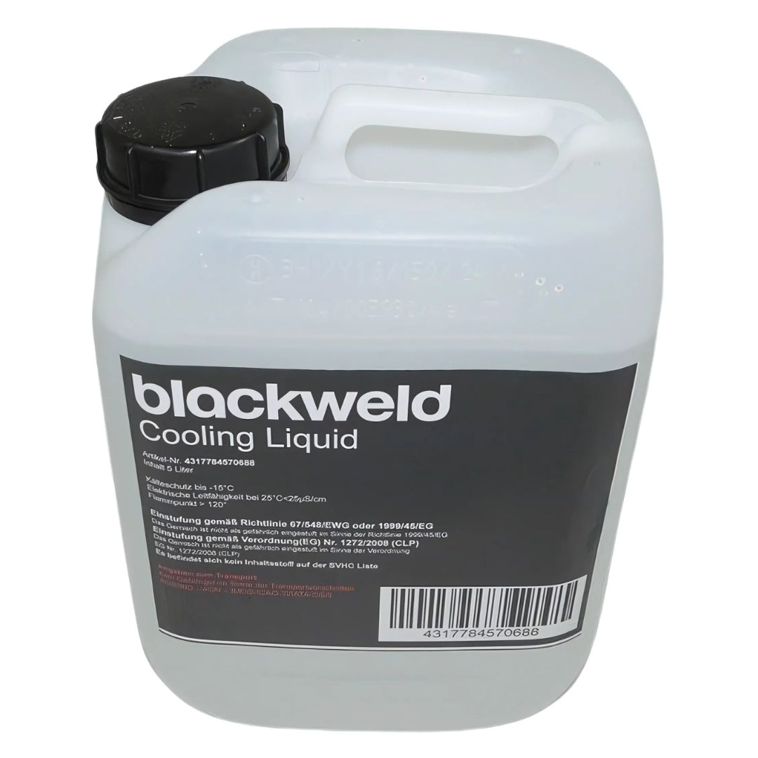 Transparenter Behälter mit schwarzem Deckel, gefüllt mit einer klaren Flüssigkeit. Auf dem Etikett sind Produktinformationen, einschließlich des Namens, der Lagerungshinweise und sicherheitstechnischer Angaben, in weißer Schrift auf schwarzem Hintergrund zu sehen.