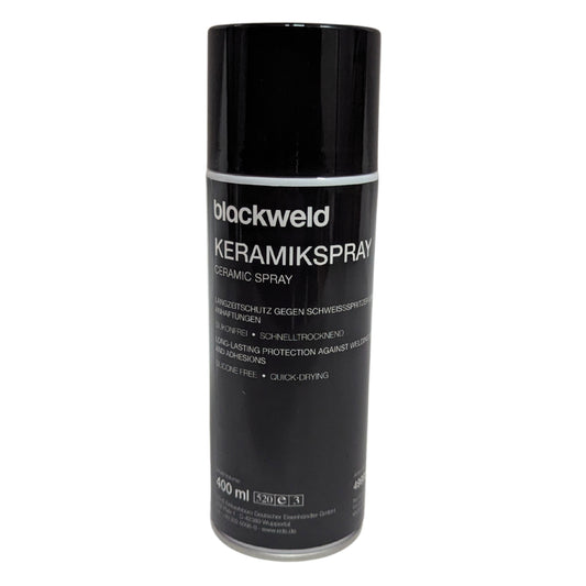 Alt-Text: Eine schwarze Sprühdose mit einer silbernen Kappe, die ein Keramikspray enthält. Die Dose ist mit weißen und grauen Schriftzügen versehen und hebt die Funktionen des Produkts hervor, darunter langanhaltender Schutz vor Schweißspritzern und schnelles Trocknen.