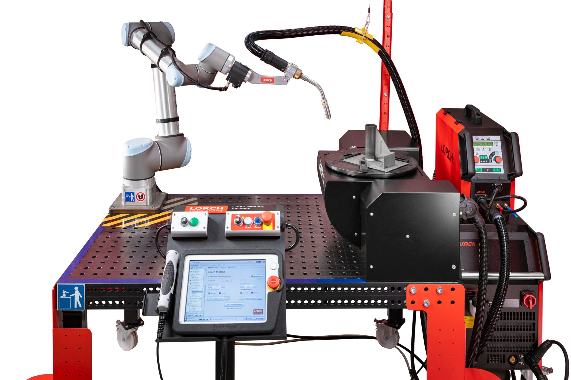 Automatisierter Schweißtisch mit einem kollaborativen Roboterarm, der eine Schweißpistole führt. Auf dem Tisch befinden sich ein Drehteller mit Metallteilen, ein Steuerpult mit Touchscreen und Bedienelementen sowie ein angeschlossenes Schweißgerät.