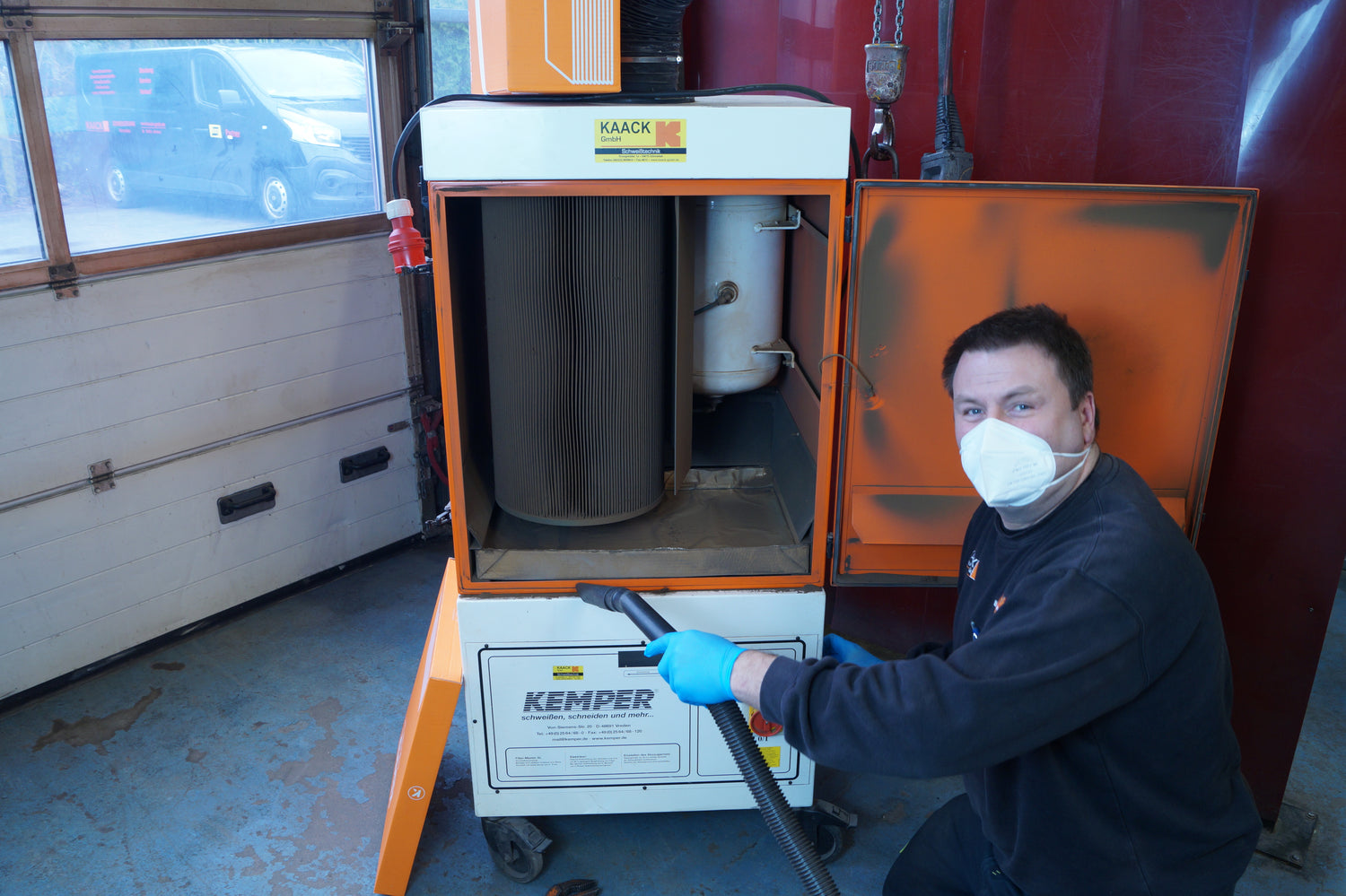 Techniker der Kaack GmbH bei der gründlichen Reinigung einer Absauganlage, um optimale Leistung und Luftqualität am Arbeitsplatz sicherzustellen.