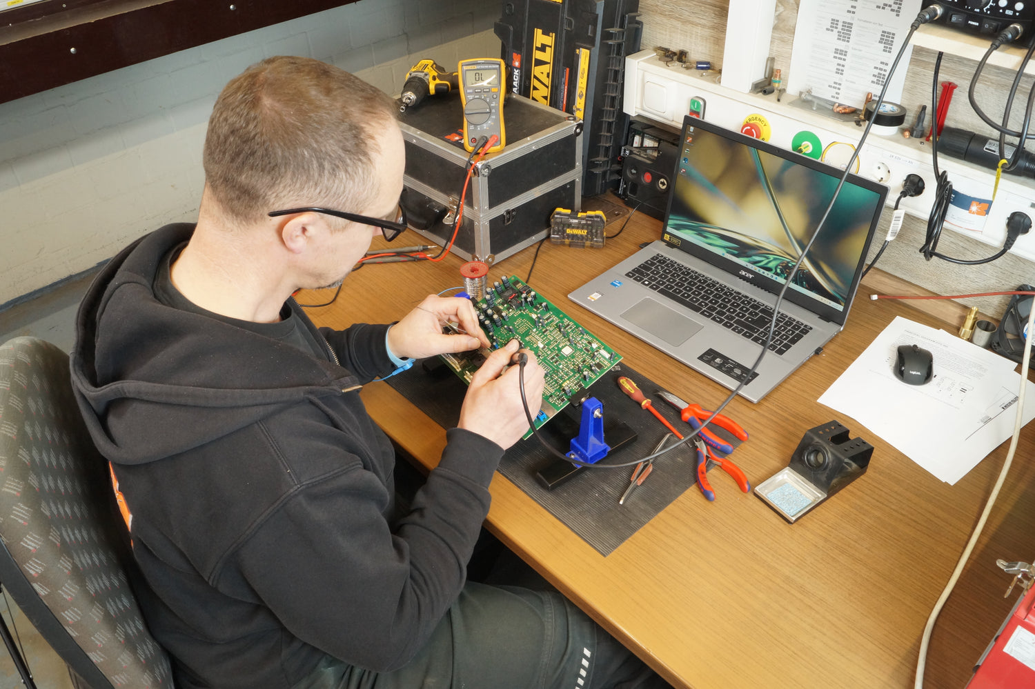 Qualifizierter Techniker der Kaack GmbH bei der sorgfältigen Reparatur eines defekten Schweißgeräts, um dessen Funktionalität und Betriebssicherheit wiederherzustellen.