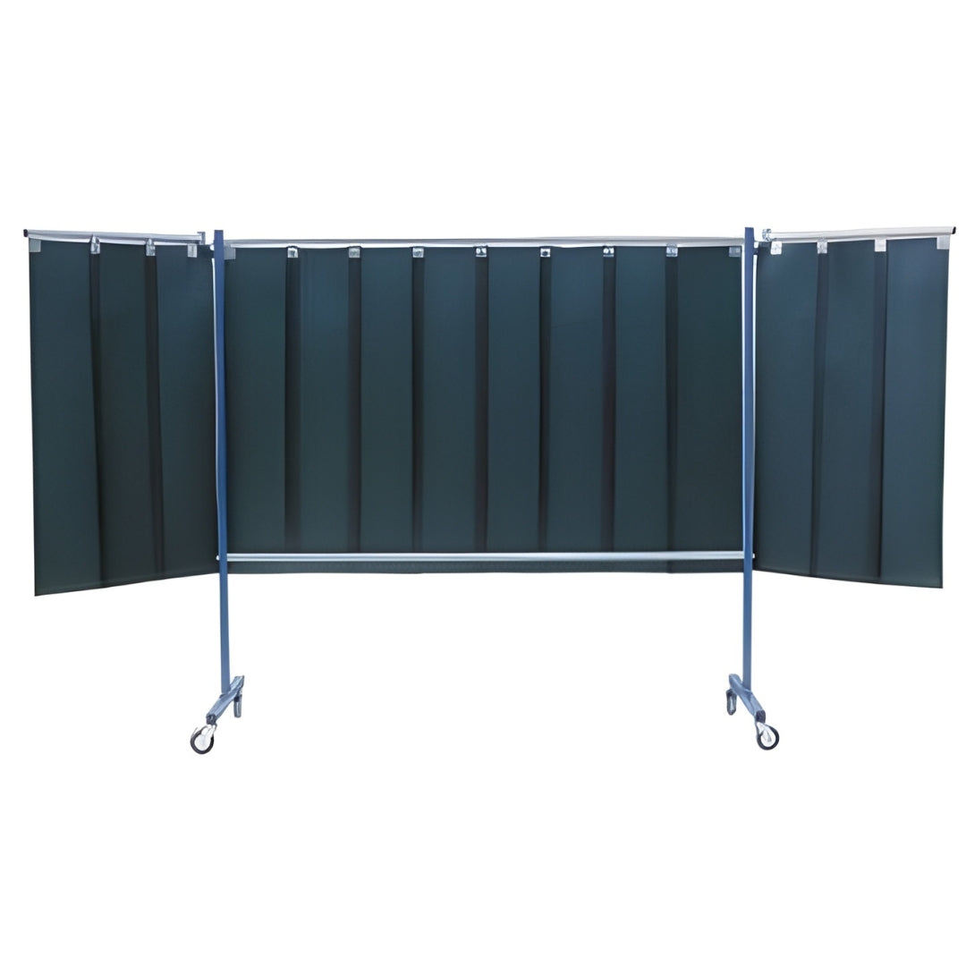 Mobiler Schweißvorhang mit transparenten grünen Lamellen und stabilem blauen Stahlrahmen auf Rollen. Der Vorhang bietet Sichtschutz und Sicherheit beim Schweißen.