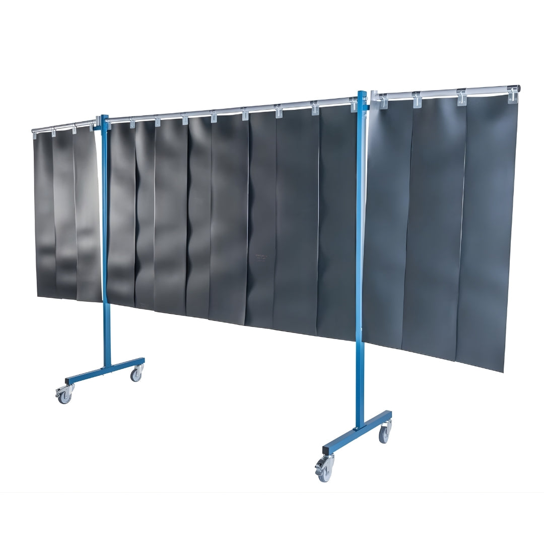 Mobiler Schweißschutzvorhang mit grauen, blickdichten Lamellen an einem blauen Stahlrahmen auf Rollen. Seitliche Flügel sorgen für erweiterten Schutzbereich.