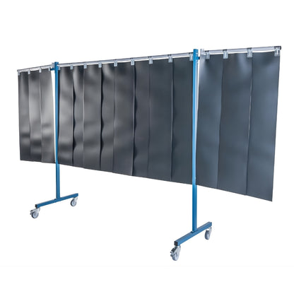 Mobiler Schweißschutzvorhang mit grauen, blickdichten Lamellen an einem blauen Stahlrahmen auf Rollen. Seitliche Flügel sorgen für erweiterten Schutzbereich.