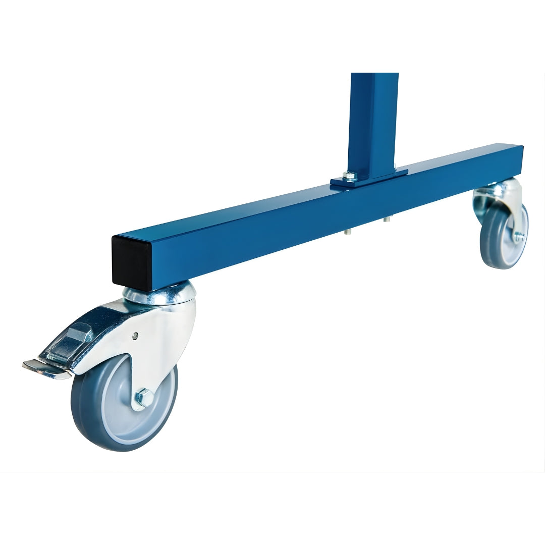 Detailaufnahme eines stabilen, blauen Stahlrahmens mit einer robusten, grauen Lenkrolle inklusive Feststellbremse. Teil eines mobilen Schweißschutzvorhangs.