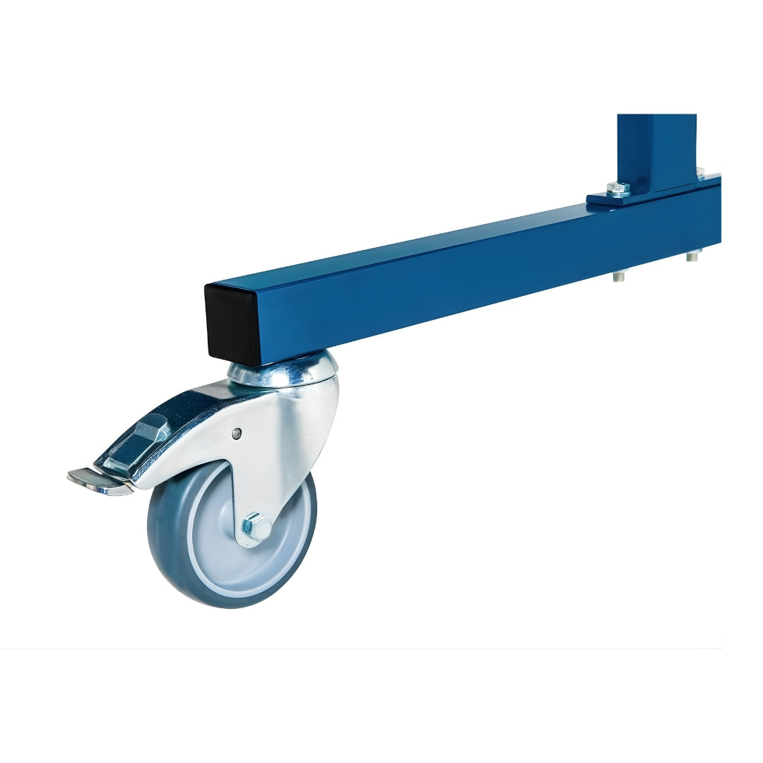 Nahaufnahme einer blauen Metallstrebe mit montierter, grauer Lenkrolle und Bremse – Bestandteil eines fahrbaren Schweißschutzsystems.